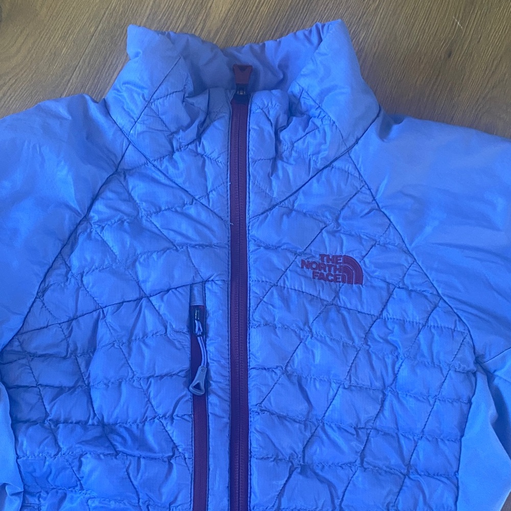 The North Face womens Purple Puffer Jacket - Picture 4 of 5